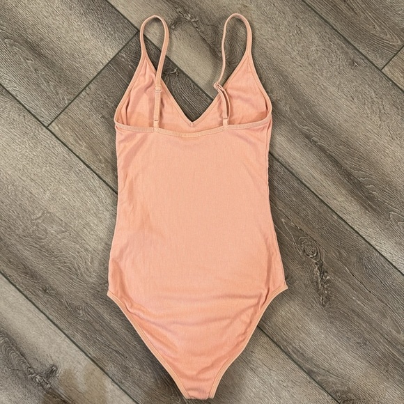 Aritzia Talula ribbed dalal bodysuit peach XS - Picture 4 of 4